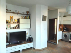 Hristy's 2 Bedroom Spacious Apartment plus GARAGE!!!